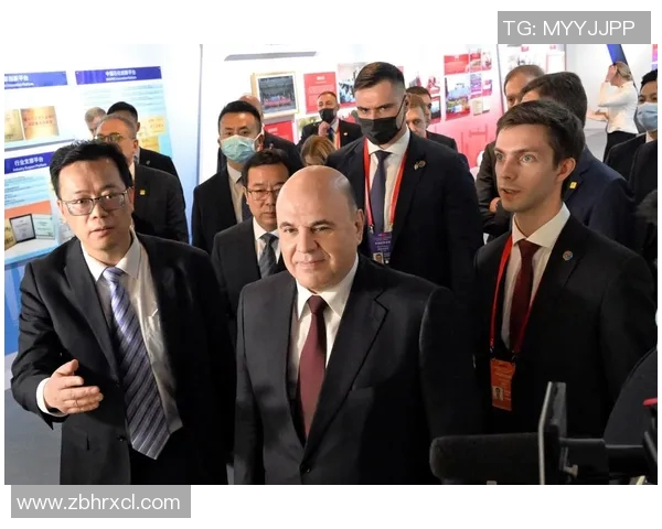 马克龙与足球明星的相似之处引发热议网友纷纷点赞与调侃